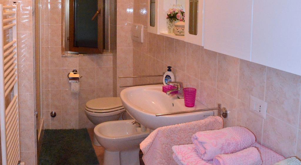 La Casa Delle Rose Room With Air Conditioning La Spezia Zimmer foto